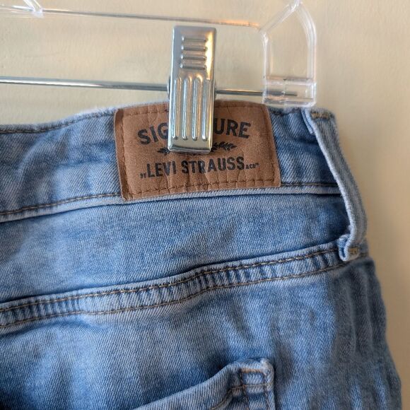 Levi's Mid Rise Distressed Cut Off Denim Shorts Cowgirl Size 14 W 32 - Picture 6 of 9